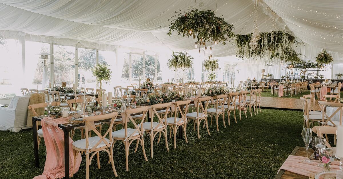 Read more about the article 15 Lovely Wedding Table Runner Ideas for an Elegant Touch