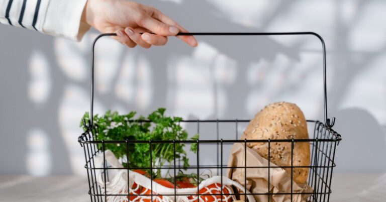 ¿Qué producto de supermercado no necesita refrigeración pero la mayoría de las personas lo guarda en el refrigerador?