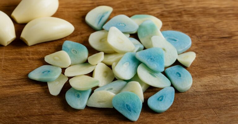 what kitchen mistake makes your garlic turn blue