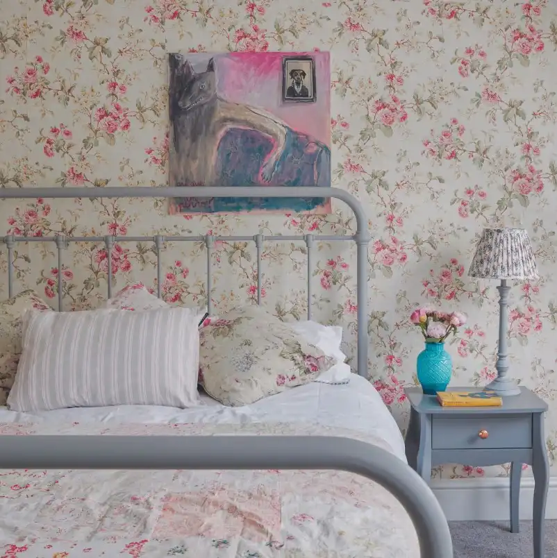 Vintage feminine bedroom ideas featuring floral bedding and natural wooden furniture for cozy style