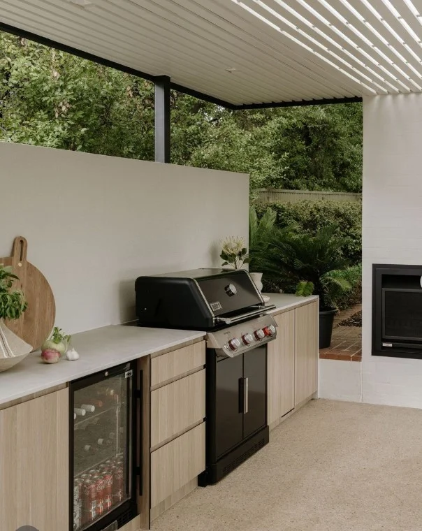 outdoor kitchen backsplash wall behind grill heat resistant stylish wall design