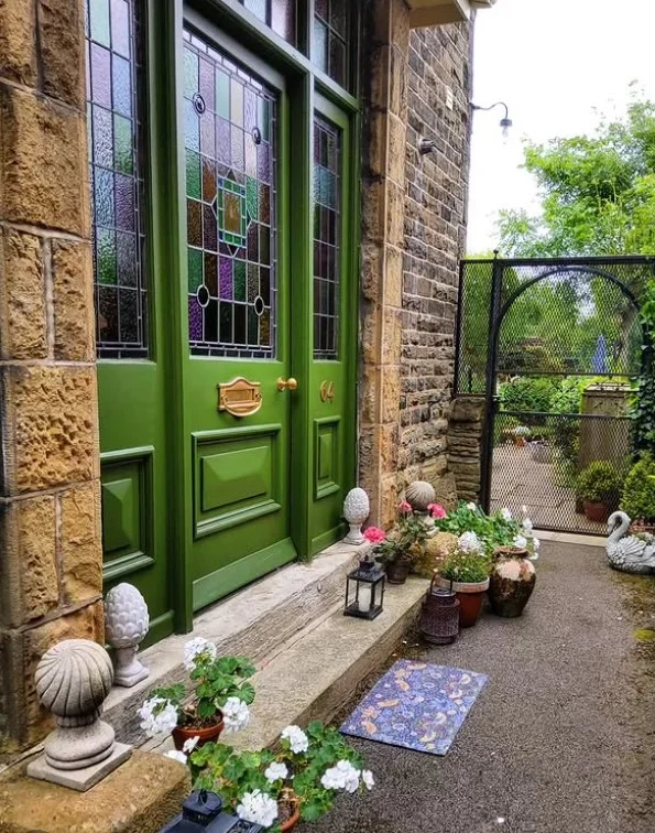 townhouse front porch with narrow outdoor rug and decor