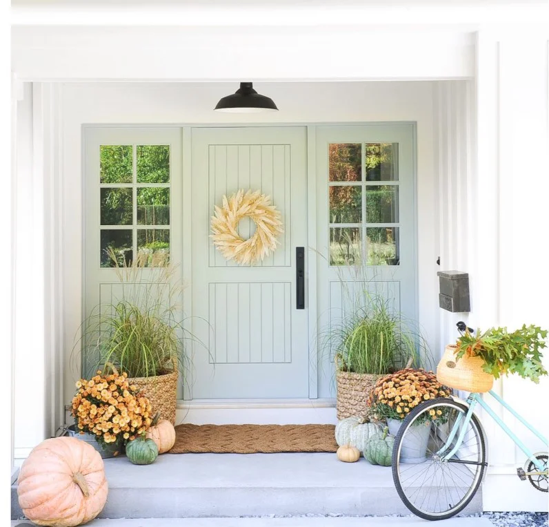 front stoop makeover with seasonal decor setup