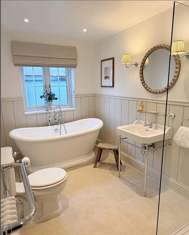 small bathroom wall decor ideas with a statement mirror, modern design