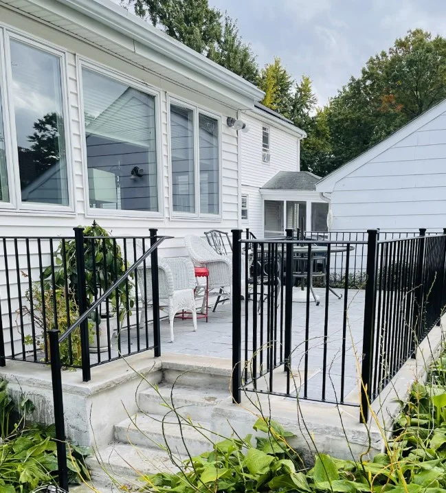 farmhouse style horizontal wood deck railing ideas