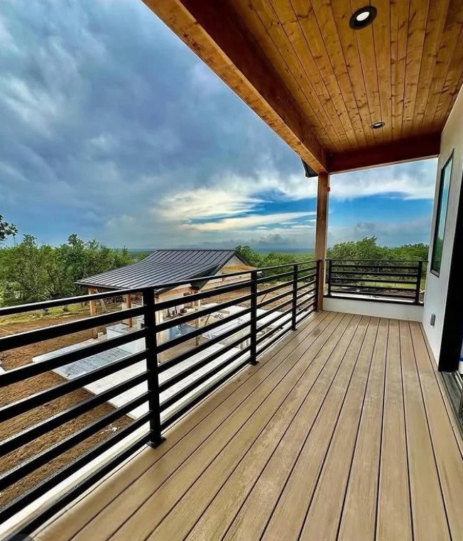 horizontal deck railing with open backyard view and modern design