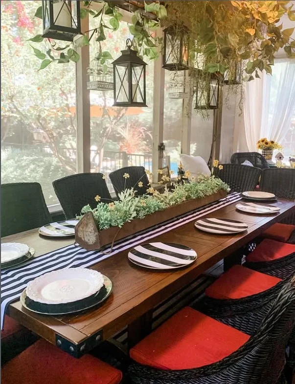 screened in patio with outdoor dining area family setup