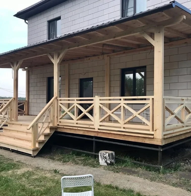 modern rustic wood deck railing with clean lines