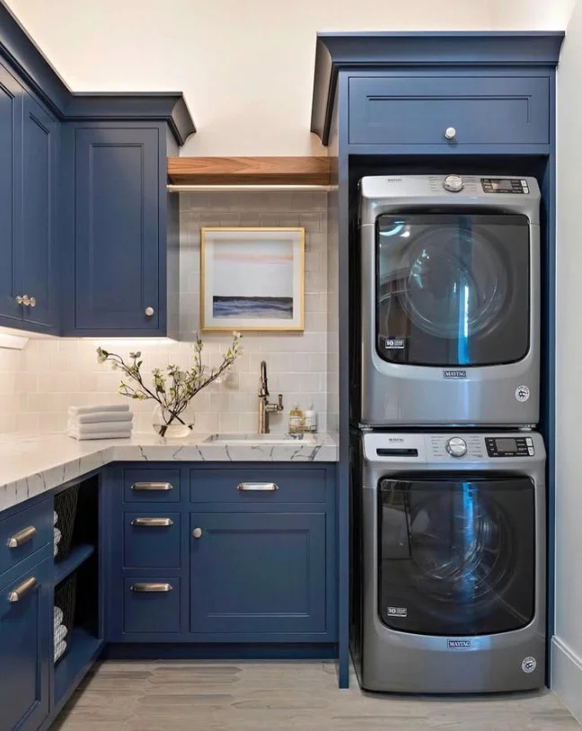 coastal blue Sims 4 laundry room with woven baskets