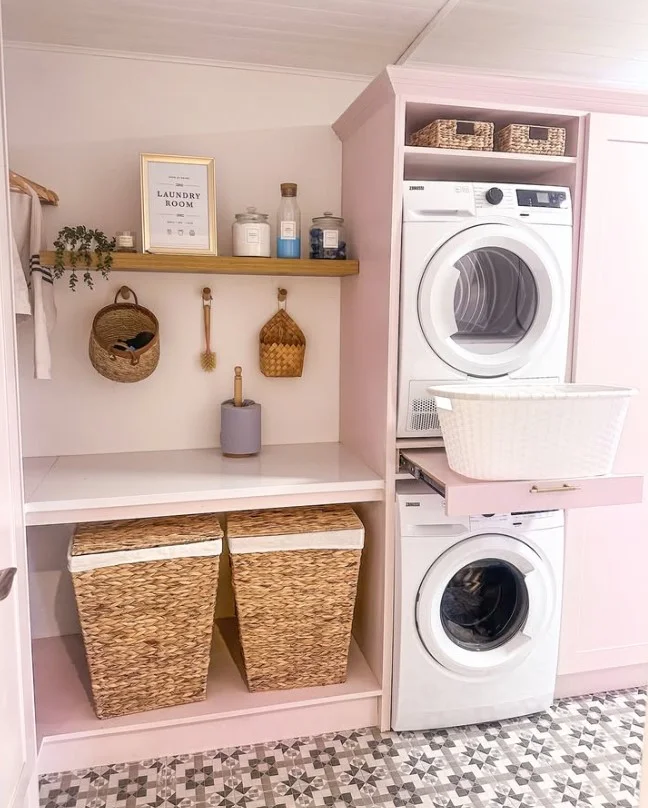 cozy cottage Sims 4 laundry room with vintage decor