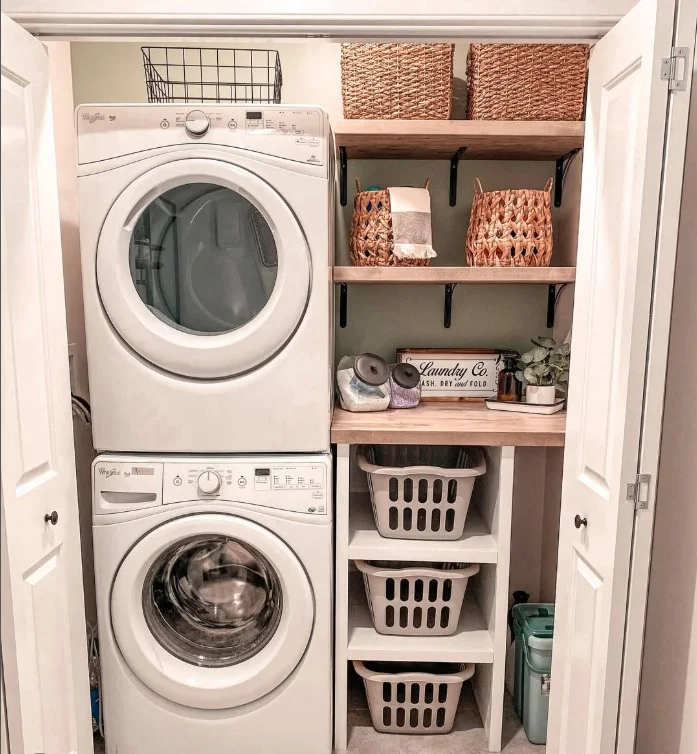 cozy farmhouse Sims 4 laundry room with wooden shelves and baskets