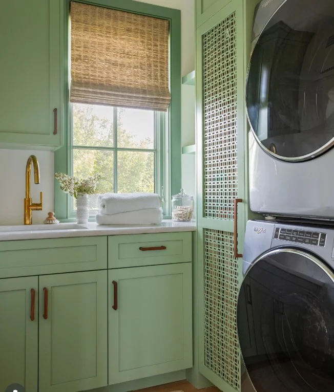 sage green Sims 4 laundry room with wooden countertop