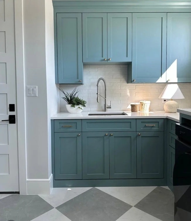 hidden laundry room behind cabinet doors in Sims 4