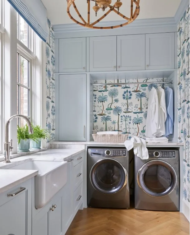 industrial Sims 4 laundry room with brick walls