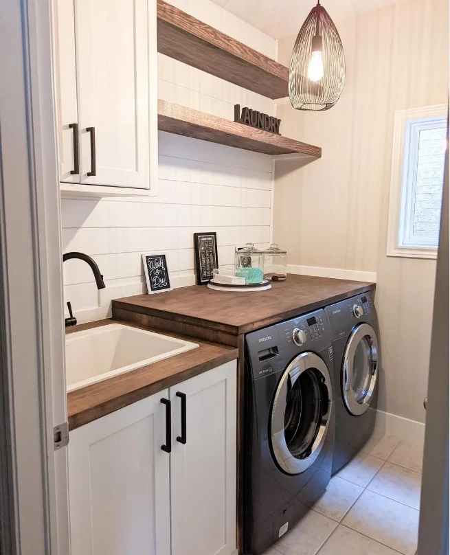 luxury Sims 4 laundry room with marble countertops