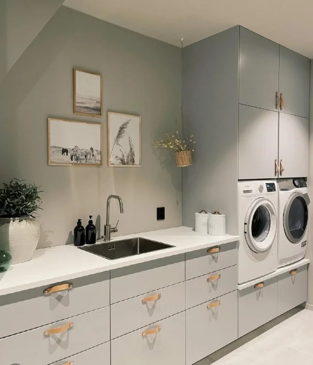luxury Sims 4 laundry room with marble countertops