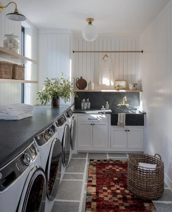 Sims 4 laundry room with floating wood shelves