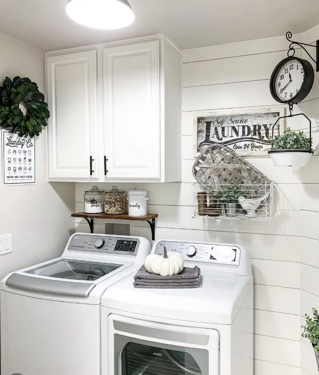 vintage Sims 4 laundry room with checkered floor